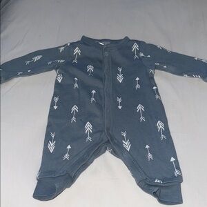 Charming Arrow Print Kids Footie in Gray